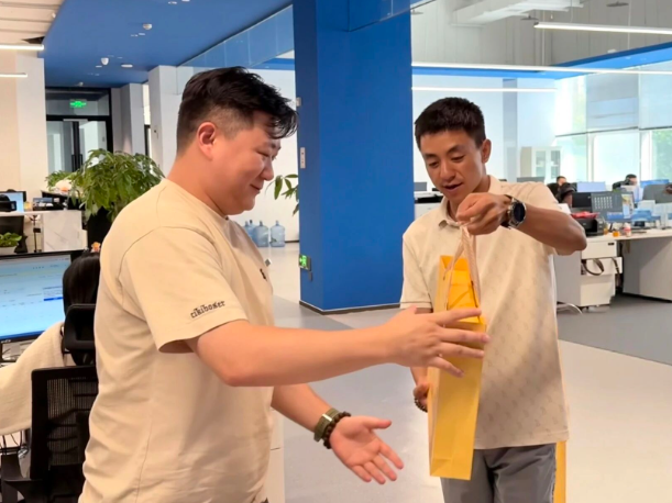 月满中秋·“余”你相伴 | 余上鸥集团为全体员工发放中秋福利