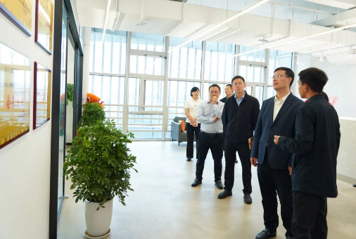 政企同心 共促发展 | 副区长郭奇一行调研走访余上鸥